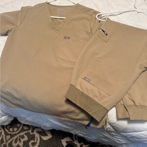 Figs Beige (sandstorm) Scrub Top and jogger bottom Medium